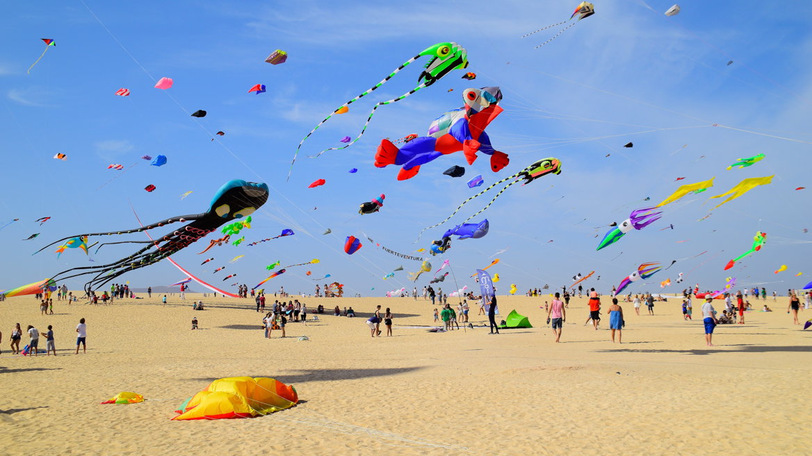 Las Grandes Playas de Corralejo, en Fuerteventura, están rodeadas por las dunas más extensas de las Islas Canarias. Cada noviembre, acogen el Festival Internacional de Cometas.