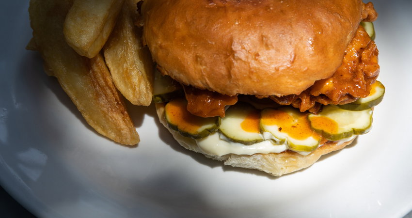 El crispy chicken sandwich es uno de los platos estrellas de Lalo! de Eduardo García.