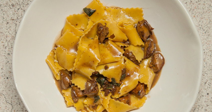 En tu visita a Ciudad de México, no te pierdas los papparadelle con higaditos de pollo y salvia de Elena Reygadas en Rosetta.