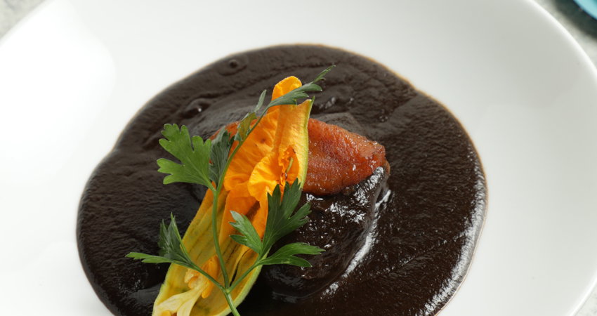 Legendario Mole Negro, de Oaxaca, es uno de los platos de Enrique Olvera más solicitado en sus restaurantes Azul.