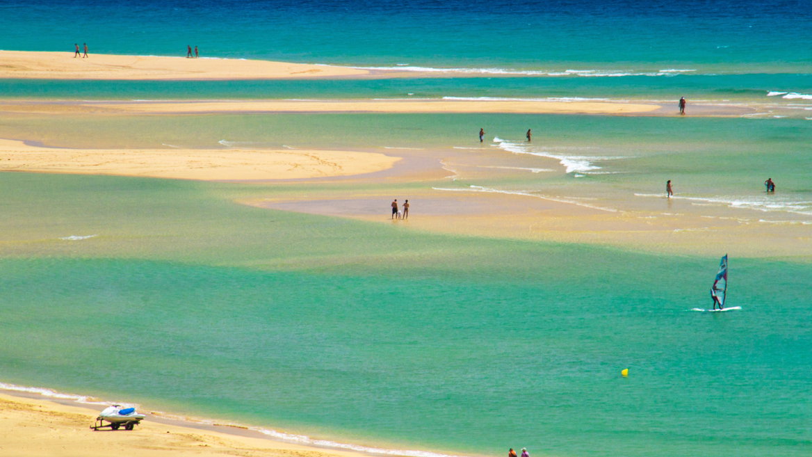 The beaches of Sotavento in Fuerteventura are perfect for lovers of kitesurfing and windsurfing and are made up of the Barca and Risco del Paso beaches. 