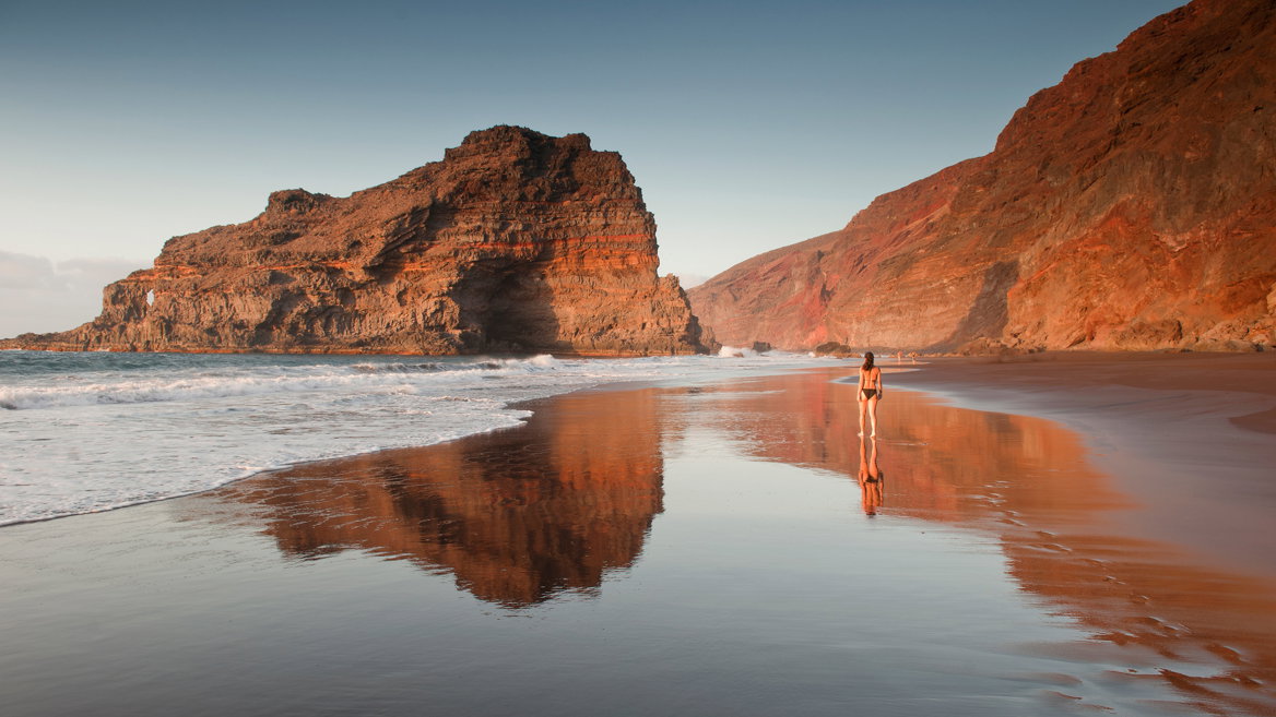 The Las Tabaibas rock, located opposite Bujarén beach, creates a wave that is perfect for surfing and the beach is one of the prettiest in La Palma.