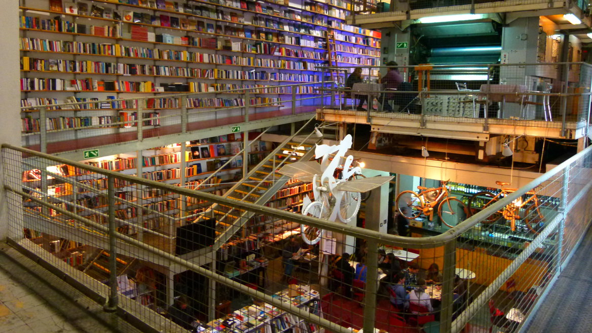 Entre las librerías más curiosas del mundo se encuentra Ler Devagar en Lisboa, situada en LX Factory, el mercado más vanguardista de la capital portuguesa.