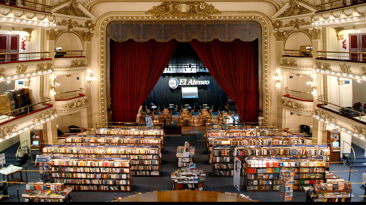 El Ateneo en Buenos Aires ocupa el espacio del antiguo teatro Grand Splendid y conserva su arquitectura original, lo que la convierte en una de las librerías más bellas del mundo.