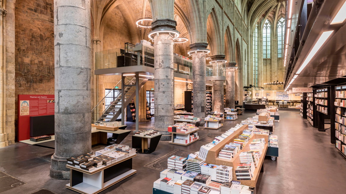 Entre las Iglesias reconvertidas en museos, bares o discotecas en Holanda destaca Boekhandel Dominicanen, un templo gótico trasnformado en una de las bibliotecas más hermosas del país, y del mundo.