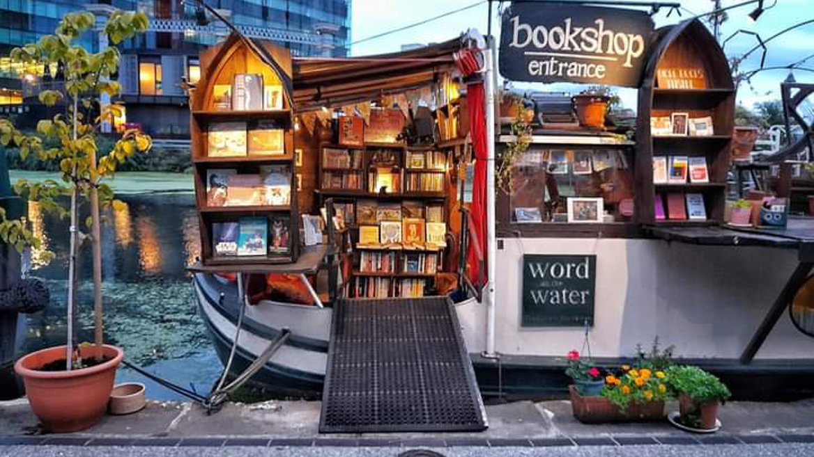 Word on the water es un barco atracado en el Regent´s Canal de Londres convertido en una de las librerías más curiosas de la ciudad y del mundo.