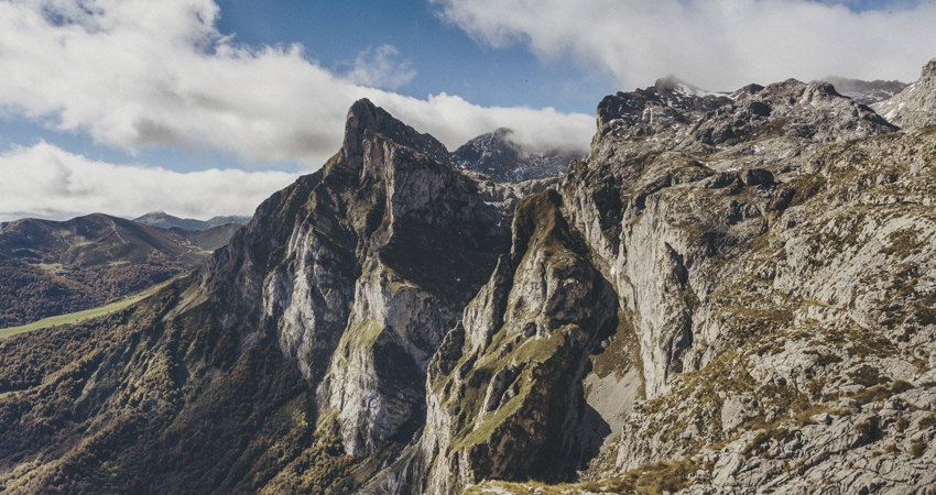 El camino a Puertos de Áliva desde Fuente Dé es una de las mejores rutas de senderismo para hacer con niños en los Picos de Europa.