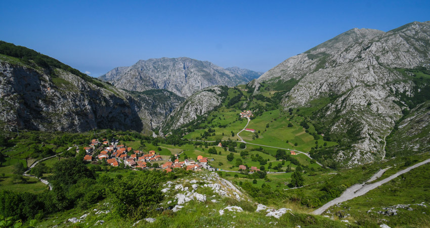 Bejes, en el corazón de los Picos de Europa, es una localidad muy visitada por los senderistas que se animan a recorrer el Parque Natural a pie al ser el punto de partida de la ruta al Macizo de Ándara.