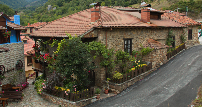 La ruta de los Acebos de Espinama atraviesa el pueblo de Pido y es una de las mejores rutas fáciles para descubrir Picos de Europa en tu visita a Cantabria.