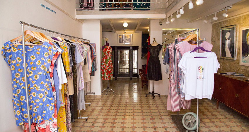 Dador es la tienda-estudio de tres diseñadores cubanos que ofrecen colecciones de ediciones muy limitadas en el corazón de La Habana Vieja.