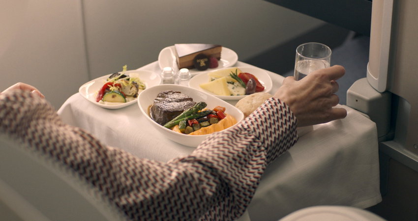 Iberia recupera su servicio de comidas con productos de temporada y elaboraciones frescas, con todas las medidas de higiene y prevención.