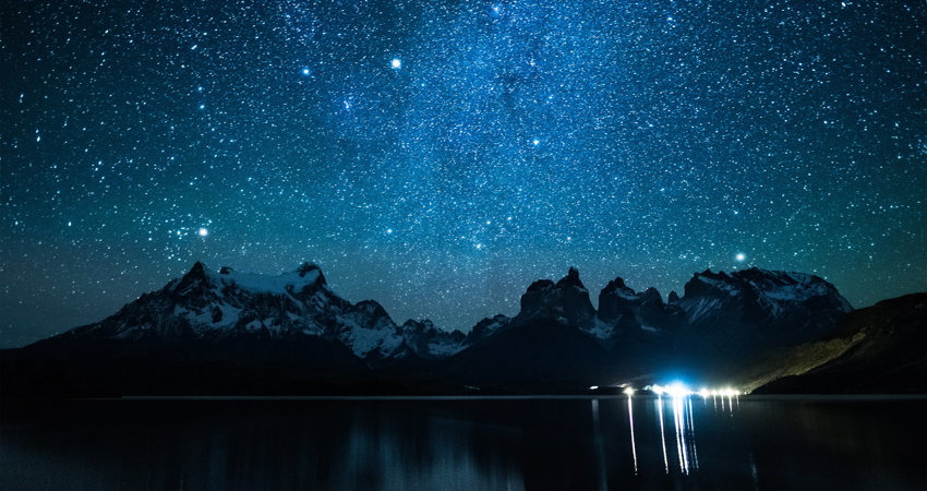 Las Torres del Paine en la Patagonia chilena son uno de los mejores lugares del mundo para la observación astronómica con un cielo de clase 1 en la escala de cielo oscuro de Bortle.