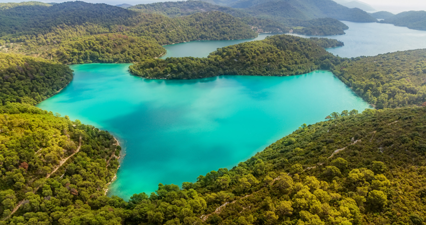 La Isla de Mljet, a apenas 40 kilómetros de Durbrovnik, está considerada por algunas guías de viajes como una de las islas más seductoras del Adriático.