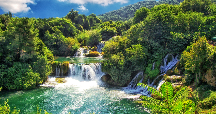 El parque nacional Krka es un paraíso de cascadas y la de Skrandinski es la más conocida. Dispone de una zona habilitada para bañarse.