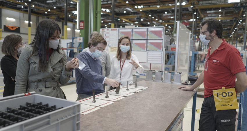 Visita de José Luis Martínez-Almeida, alcalde de Madrid, a las instalaciones de Iberia en La Muñoza.