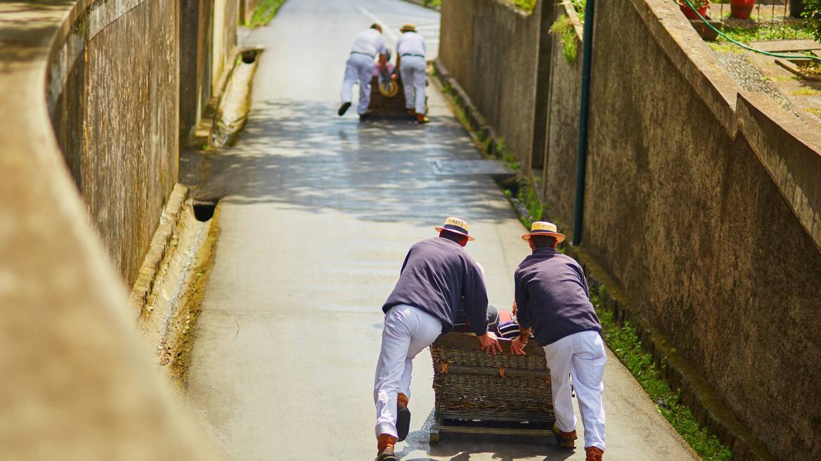 Bajar de Monte a Funchal en esta enorme cesta de mimbre empujada por los Carreiros do Monte es una de las mayores atracciones en Madeira