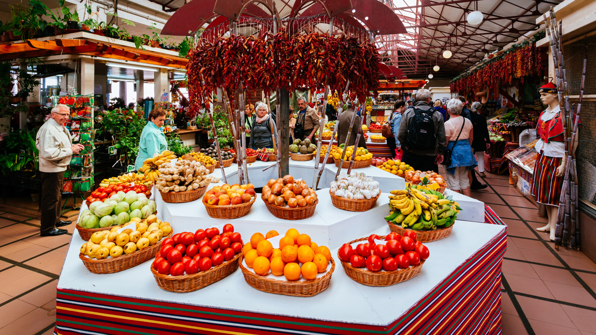 El Mercado dos Lavradores en Funchal, el más grande de Madeira, ofrece flores, frutas, carnes, licores, suvenires y una de las mejores lonjas de pescado de la isla