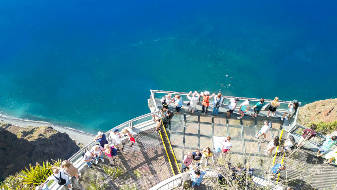 Cabo Girão, a 15 minutos de Câmara de Lobos, tiene 580 metros y es uno de los acantilados más altos del mundo