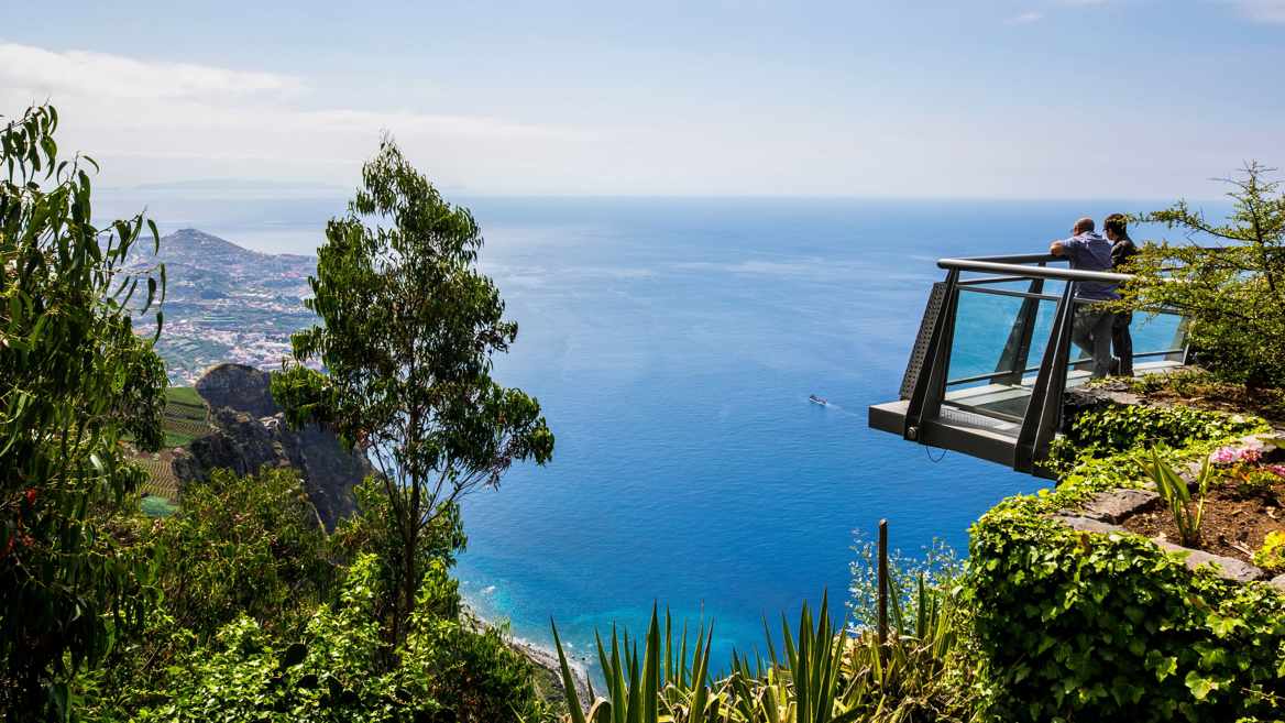 La pasarela de cristal (o skywalk) de Cabo Girão es uno de los lugares más visitados de Madeira y ofrece una de las mejores vistas de la isla