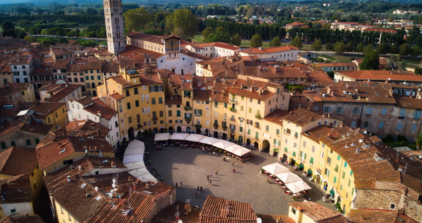 La Piazza del Mercato es una de las paradas más atractivas de Lucca, la ciudad justo en la mitad de una ruta en bicicleta por La Toscana (desde Florencia hasta Livorno).