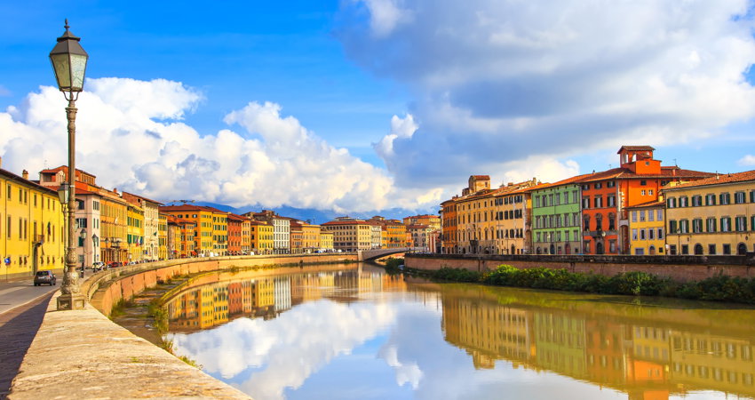 Pisa, además de su torre inclinada, cuenta con paseos ideales para disfrutar en bicicleta como el que va del río Arno a la ciudad universitaria.