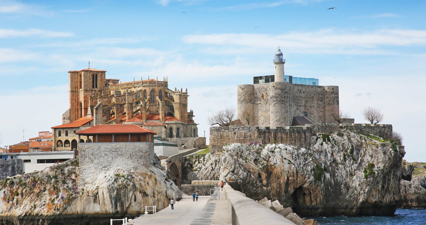 El faro del Castillo de Santa Ana, en el cántabro pueblo costero de Castro Urdiales.