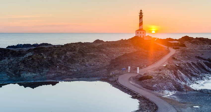 El faro de Favàrtix, uno de los más bellos de España, es el mejor punto de partida para llegar a cala Presili y cala Tortuga, dos de las mejores playas de Menorca.