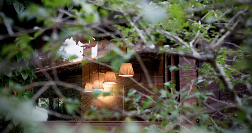 El restaurante Mugaritz, en Rentería (Guipúzcoa), está rodeado de robles centenarios.