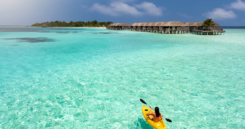 Disfruta de actividades alternativas al sol y playa en Maldivas como ir de una isla a otra en kayak.