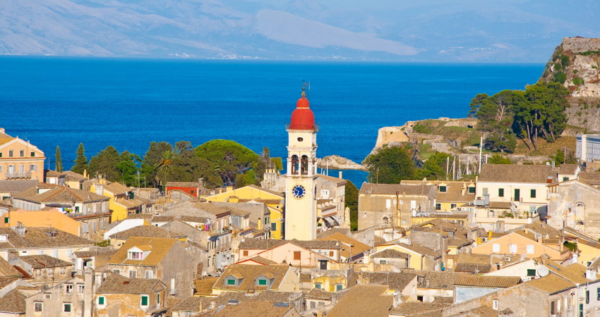 La cúpula roja en la que termina el campanario de Agios Spyridon es uno de los símbolos de Corfú.