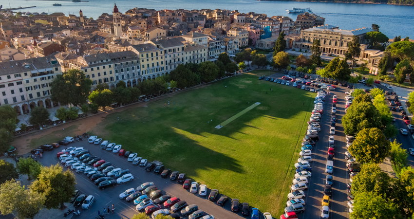 La esplanada, el campo de cricket y el Palacio de San Miguel y San Jorge –que alberga el Mueo de Arte Asiático– son lugares imprescindibles en un paseo por la Corfú vieja.