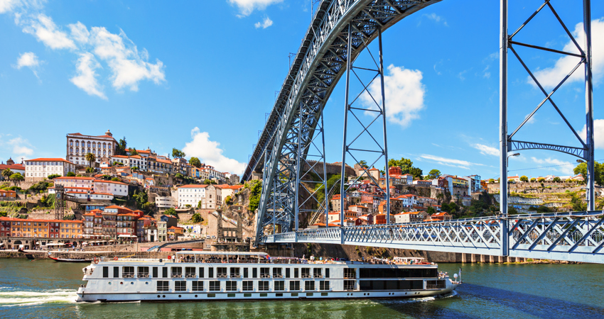 El puente Don Luis I es un icono de la ciudad de Oporto y para obligatoria en una escapada de fin de semana a la ciudad.