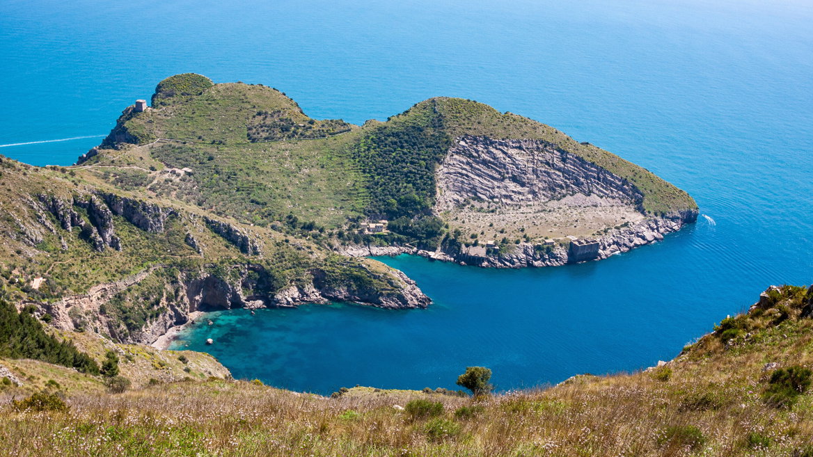 Bahí di Leranto, cerca de Nápoles, es una de las playas más hermosas y místicas de Nápoles.