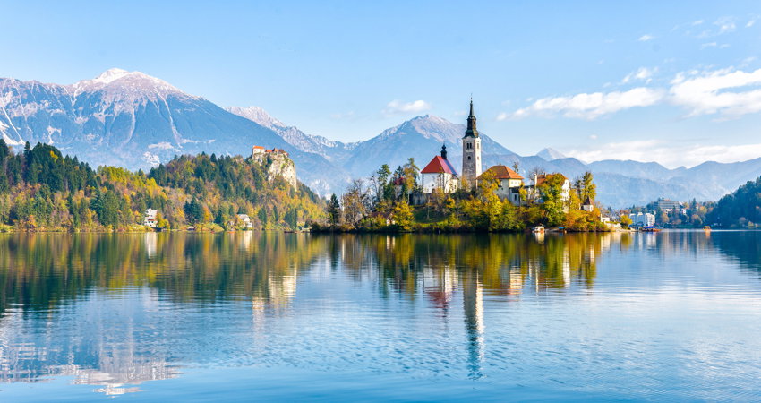 A solo 55 kilómentros de Liubliana se encuentra el lago Bled, uno de los lugares más hermosos y visitados de Eslovenia.