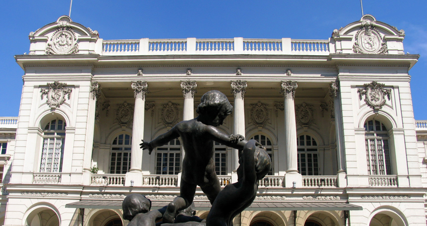 El Teatro Municipal de Santiago de Chile es el centro cultural más antiguo del país.