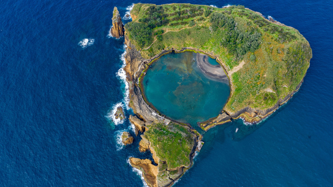 El islote de Vila Franca do Campo es uno de los sitios naturales más atractivos y visitados de la isla de San Miguel en Azores.