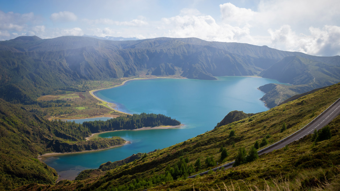Lagoa do Fogo es probablemente la laguna volcánica más visitada de las Azores.