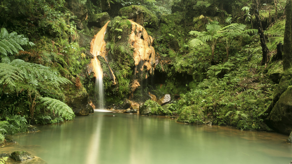 Disfruta de un baño relajante en las aguas termales de Caldera Velha en Azores.