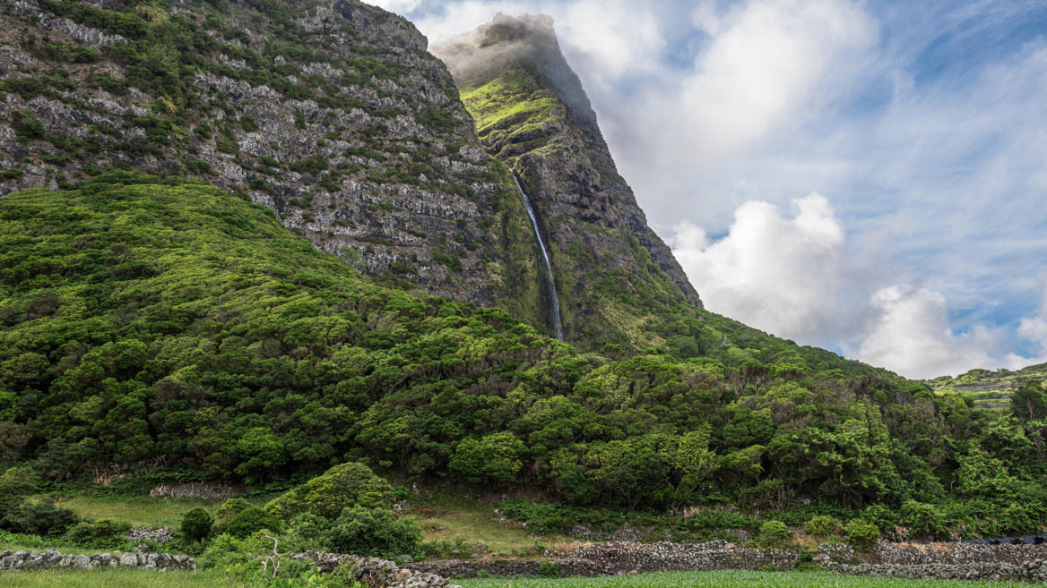 La isla de Flores en Azores es famosa por sus cascadas. No te pierdas la de Poço de Bacalhau en Ponta de Faja.