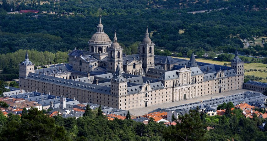 Descubre el Monasterio de San Lorenzo de El Escorial, en la sierra de Guadarrama, cuando visites Madrid.