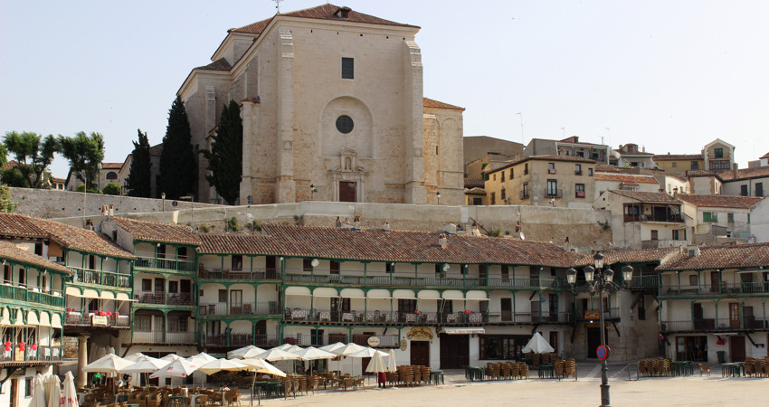 Descubre Chinchón, una de las villas más pintorescas de Madrid, célebre por su plaza medieval.