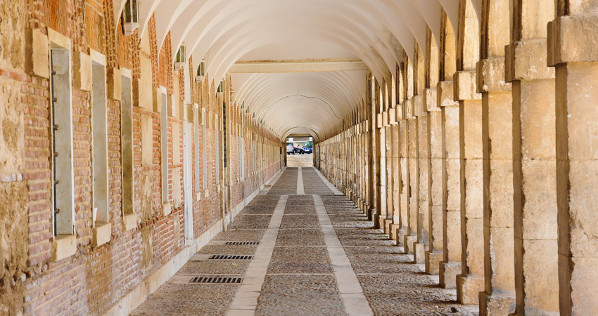 Haz una ruta por Aranjuez en un viaje a la Comunidad de Madrid y no te pierdas una la visita al Palacio Real, la residencia primaveral de los monarcas españoles hasta finales del siglo XIX.