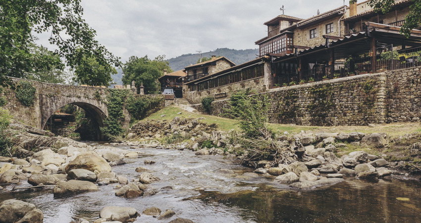 No te pierdas uno de los pueblos más bonitos de España en un viaje a Cantabria: Bárcena Mayor.