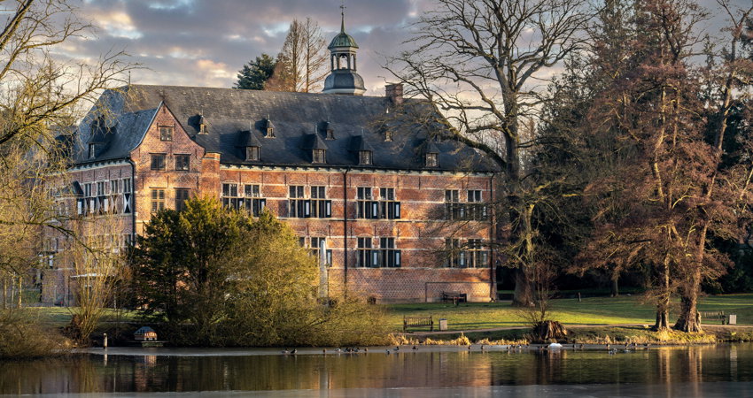 Viaja a Alemania y no te pierdas joyas arquitectónicas como el castillo de Reinbk, a solo media hora del centro de Hamburgo.