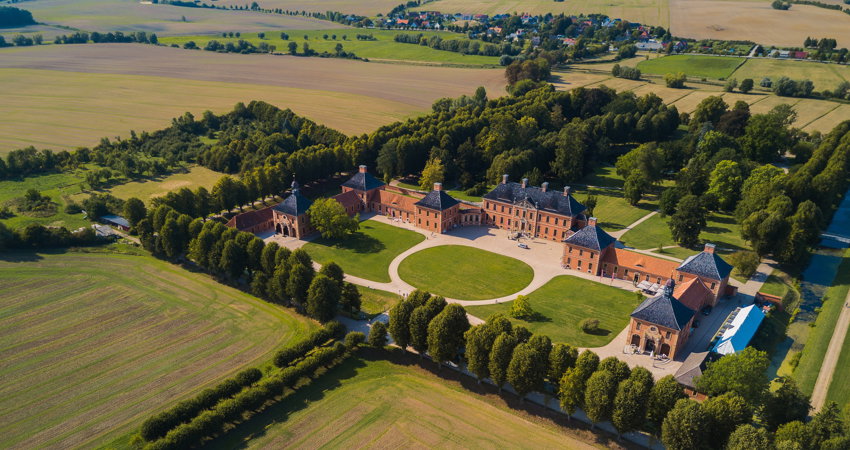 No te pierdas el idílico castillo de Bothmer, una joya arquitectónica de los alrededores de Hamburgo, en Alemania.
