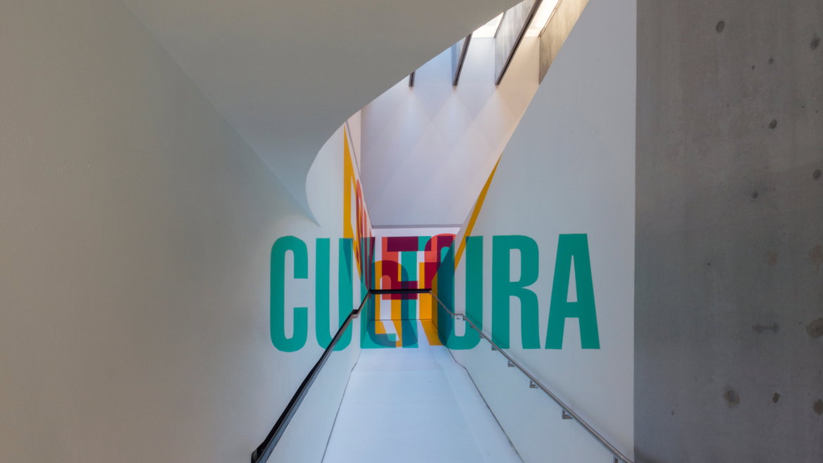 Cultura/sveglia/popolo por Boa Mistura en el Museo Nacional MAXXI de Roma, Italia.