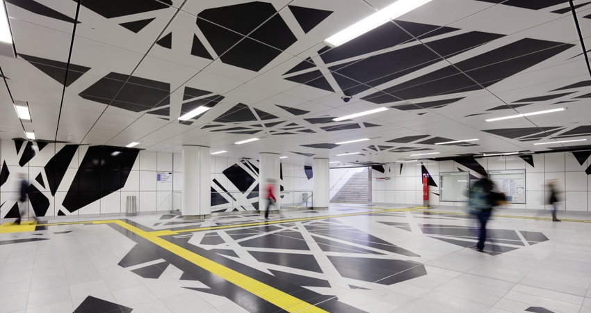 La obra de arte Surround, de Heike Klussmann en la estación Pempelforter Straße del metro de Düsseldorf.