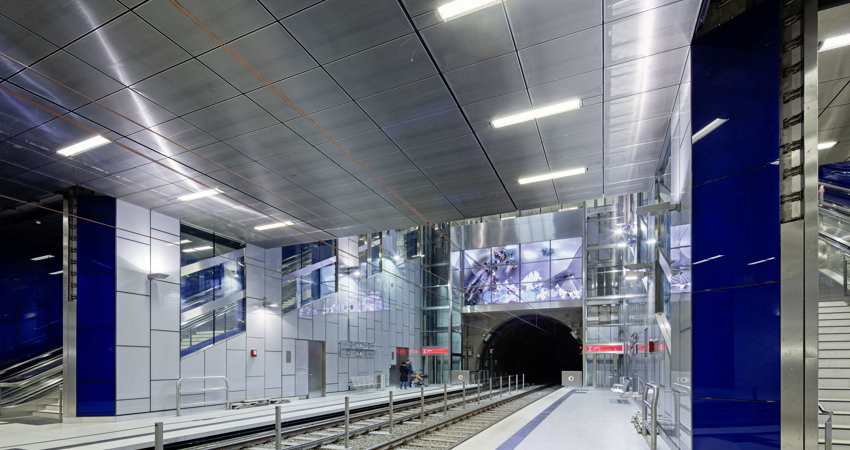 La obra de arte Turnstile, de Ursula Damm, en la estación de Schadowstraße del metro de Düsseldorf.