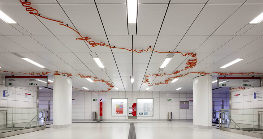 La poesía de Enne Haehnle en la estación de Kirchplatz del metro de Düsseldorf a través bajo el título de Spur X.