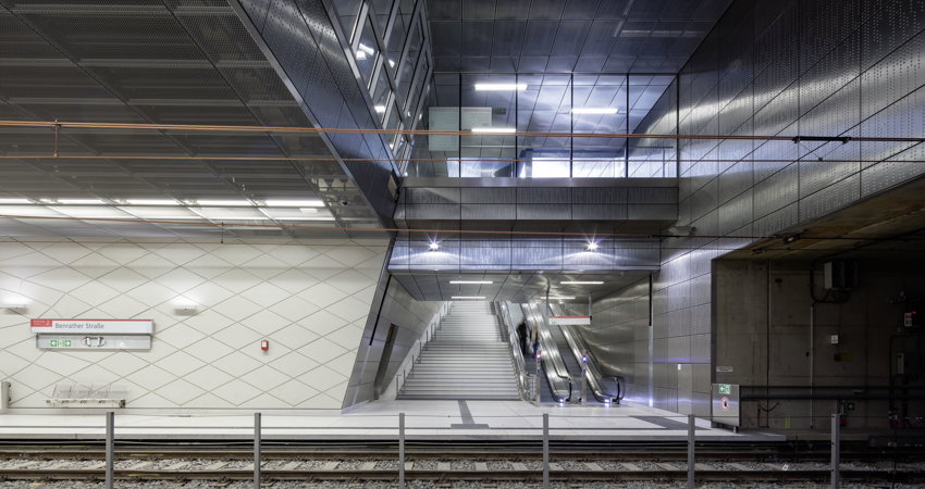 Heaven Above, Heaven Below de Thomas Stricker en la estación Benrather Straße del metro de Düsseldorf.